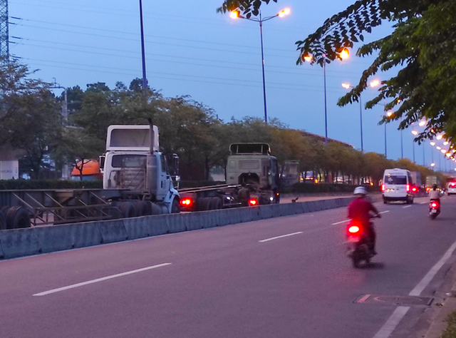 Nhiều tuyến đường ở Sài Gòn bị xe container chiếm dụng ngày đêm - Ảnh 4.