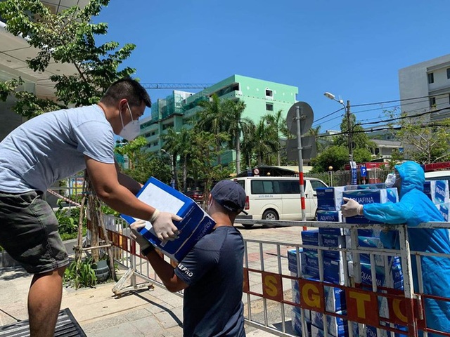 Tình người trong lúc khó khăn vì Covid-19 ở Đà Nẵng: Phát mì tôm dọc đường cho sinh viên, đưa nước miễn phí vào bệnh viện C - Ảnh 4.