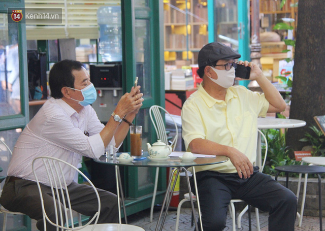 Người Sài Gòn nhắc nhau đeo khẩu trang nơi công cộng, bình tĩnh khi có ca nhiễm mới: Có chung tay thì mới đẩy lùi được dịch bệnh - Ảnh 5.