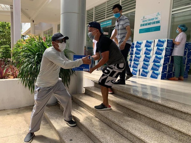 Tình người trong lúc khó khăn vì Covid-19 ở Đà Nẵng: Phát mì tôm dọc đường cho sinh viên, đưa nước miễn phí vào bệnh viện C - Ảnh 5.