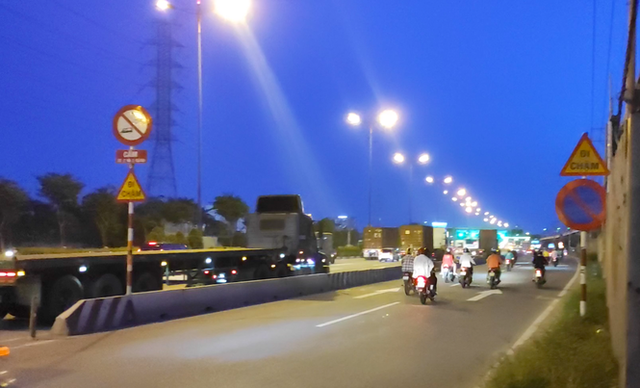 Nhiều tuyến đường ở Sài Gòn bị xe container chiếm dụng ngày đêm - Ảnh 6.