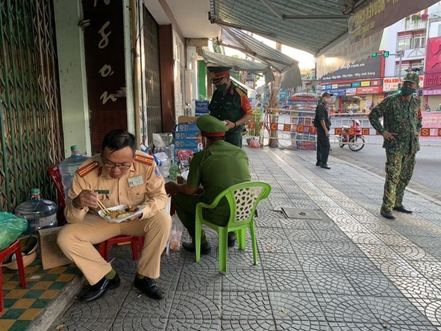 Tình người trong lúc khó khăn vì Covid-19 ở Đà Nẵng: Phát mì tôm dọc đường cho sinh viên, đưa nước miễn phí vào bệnh viện C - Ảnh 6.