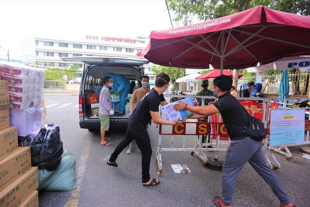 Người dân Đà Nẵng cùng mang nhu yếu phẩm tiếp tế cho bệnh nhân, bác sĩ, công an trong khu cách ly: Các bạn cần gì cứ nói! - Ảnh 4.