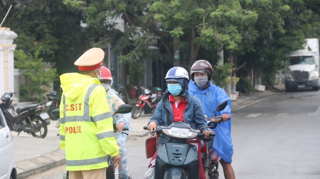 Lập 8 chốt kiểm soát người và phương tiện ra vào Đà Nẵng - Ảnh 7.