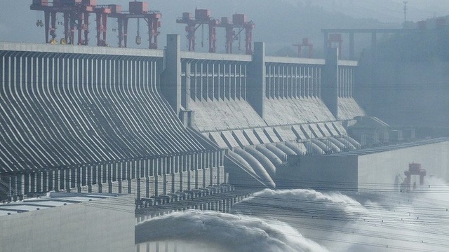  Trung Quốc vào mùa lũ chính, đập Tam Hiệp mở 3 cửa xả  - Ảnh 2.