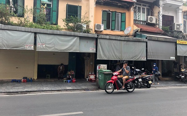Các cửa hàng trên phố cổ Hà Nội chật vật vượt bão dịch Covid-19 để sống sót - Ảnh 6.