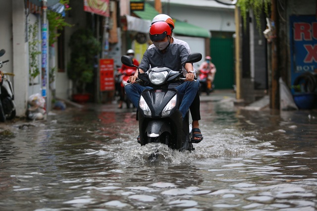  [ẢNH] Nước chảy xiết kéo nhiều xe máy đổ nhào giữa phố Sài Gòn, người dân dắt bộ cho an toàn - Ảnh 11.