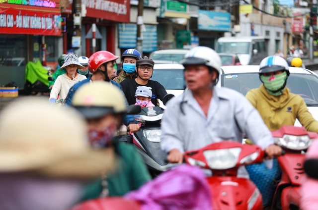  [ẢNH] Nước chảy xiết kéo nhiều xe máy đổ nhào giữa phố Sài Gòn, người dân dắt bộ cho an toàn - Ảnh 13.
