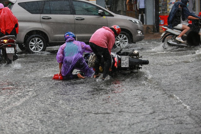  [ẢNH] Nước chảy xiết kéo nhiều xe máy đổ nhào giữa phố Sài Gòn, người dân dắt bộ cho an toàn - Ảnh 5.