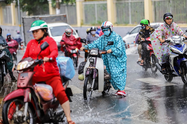  [ẢNH] Nước chảy xiết kéo nhiều xe máy đổ nhào giữa phố Sài Gòn, người dân dắt bộ cho an toàn - Ảnh 8.