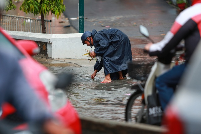  [ẢNH] Nước chảy xiết kéo nhiều xe máy đổ nhào giữa phố Sài Gòn, người dân dắt bộ cho an toàn - Ảnh 10.
