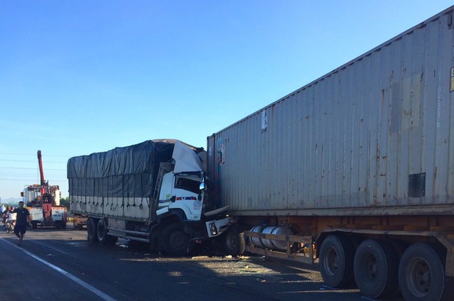  Xe tải đối đầu với xe container trên quốc lộ khiến 1 người chết, 2 người bị thương - Ảnh 1.