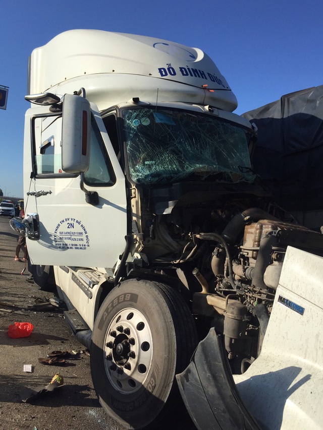  Xe tải đối đầu với xe container trên quốc lộ khiến 1 người chết, 2 người bị thương - Ảnh 2.
