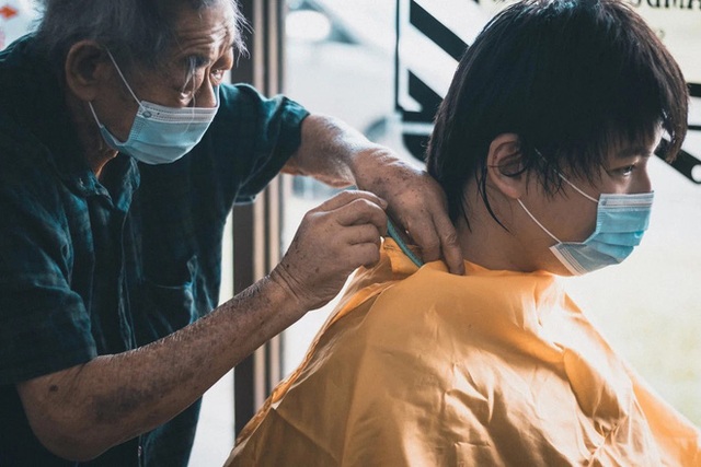 Tiệm cắt tóc hoạt động suốt 3 thập kỉ đóng cửa vĩnh viễn vì Covid-19, hình ảnh người thợ già lầm lũi ngày cuối cùng khiến nhiều người rơi nước mắt - Ảnh 2.