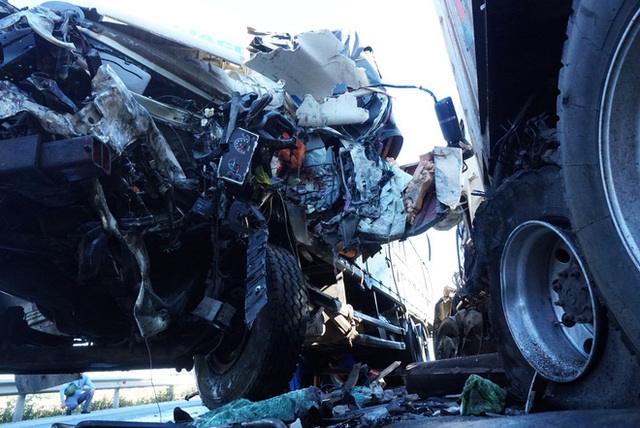  Xe tải đối đầu với xe container trên quốc lộ khiến 1 người chết, 2 người bị thương - Ảnh 3.