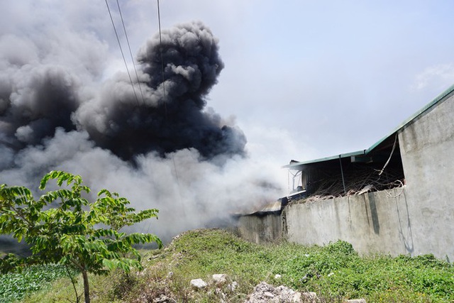 Thanh Hóa: Cháy lớn tại khu công nghiệp Tây Bắc Ga - Ảnh 3.
