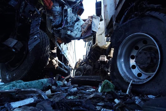  Xe tải đối đầu với xe container trên quốc lộ khiến 1 người chết, 2 người bị thương - Ảnh 4.