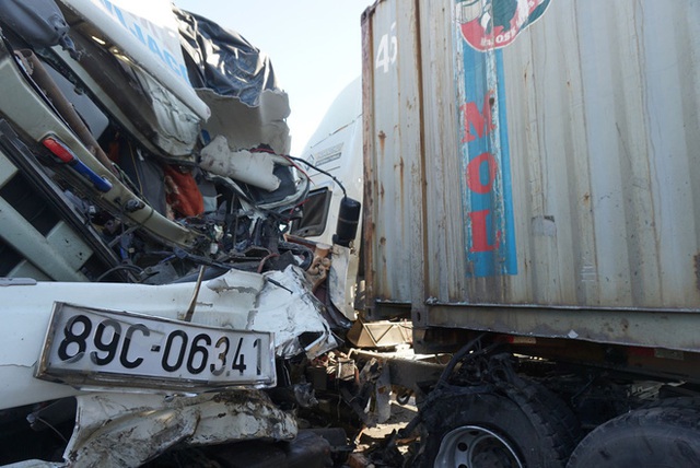  Xe tải đối đầu với xe container trên quốc lộ khiến 1 người chết, 2 người bị thương - Ảnh 6.