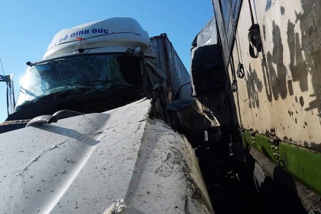  Xe tải đối đầu với xe container trên quốc lộ khiến 1 người chết, 2 người bị thương - Ảnh 7.