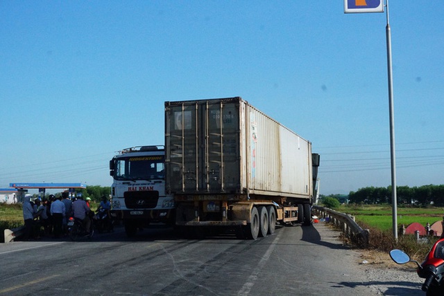  Xe tải đối đầu với xe container trên quốc lộ khiến 1 người chết, 2 người bị thương - Ảnh 8.