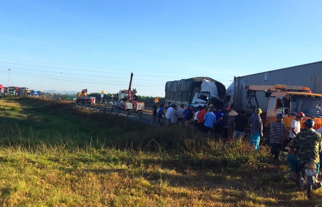  Xe tải đối đầu với xe container trên quốc lộ khiến 1 người chết, 2 người bị thương - Ảnh 9.