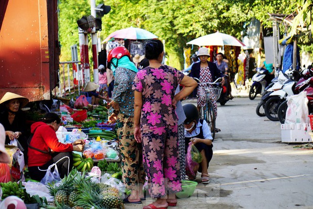 Bất chấp nguy hiểm, người dân vô tư họp chợ trên đường sắt - Ảnh 2.