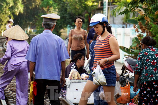 Bất chấp nguy hiểm, người dân vô tư họp chợ trên đường sắt - Ảnh 6.