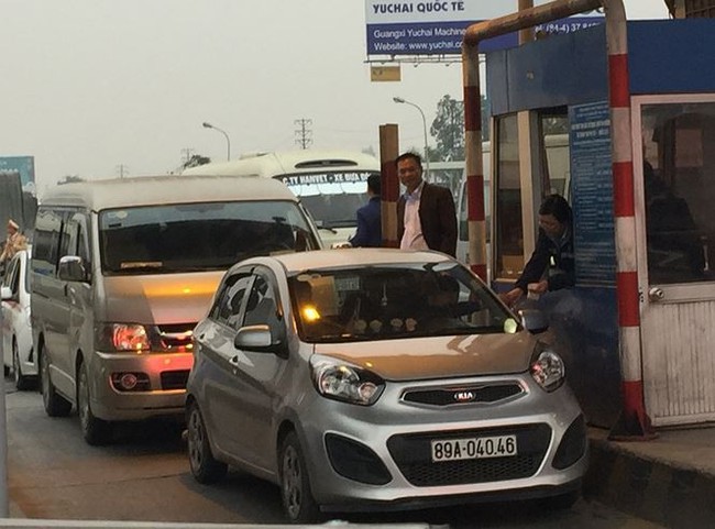 Tài xế dùng tiền lẻ qua trạm BOT QL5: Huy động hàng chục cảnh sát phân luồng