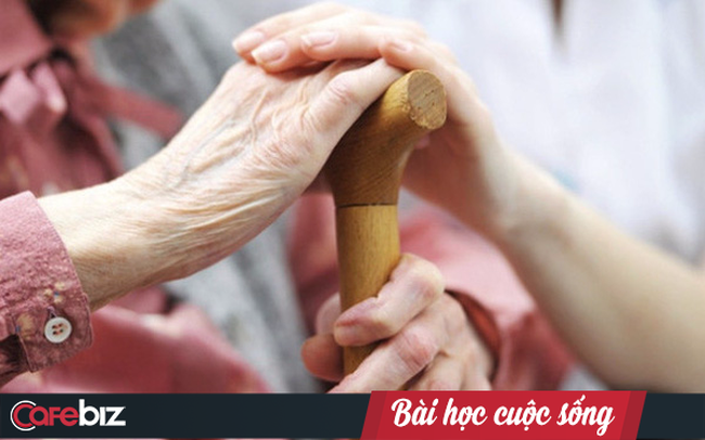 “Mẹ, rửa chén đi nhé…”: Bài học hiếu thảo của vị giáo sư già mà người con nào cũng cần khắc ghi