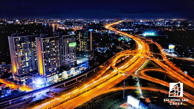 Ảnh: Nhiều cao ốc, khu đô thị mới rực rỡ về đêm khiến trung tâm Sài Gòn đẹp lung linh, huyền ảo