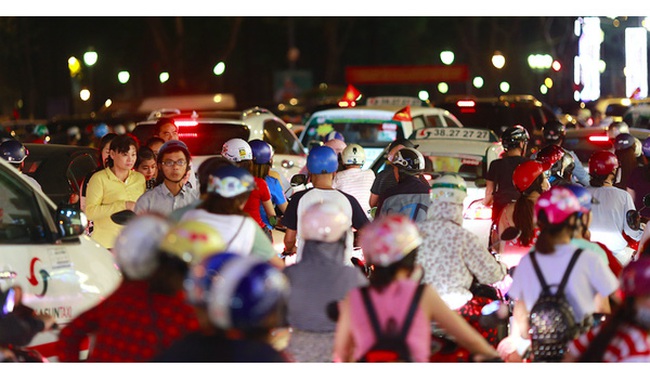 Hàng triệu người dân Hà Nội, Sài Gòn bị tắc đường: Mỏ vàng lớn đang chờ Vingroup, CII... và giới doanh nghiệp khai thác