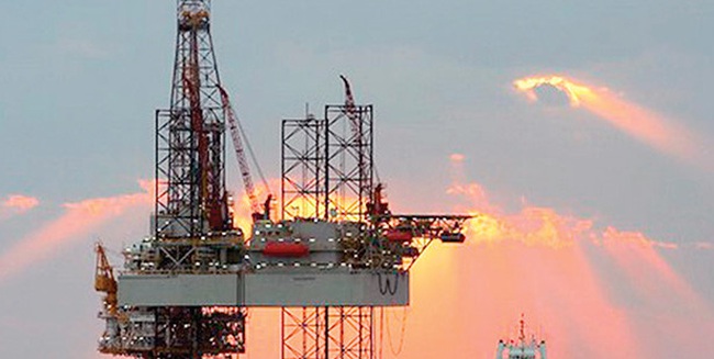“Bầm dập” bởi giá dầu giảm, các công ty Mỹ giảm hoạt động khai thác?