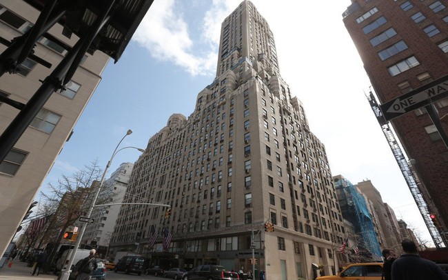 Trợ lý của CEO Goldman Sachs nhảy lầu tự tử vì bị cáo buộc ăn trộm rượu của sếp