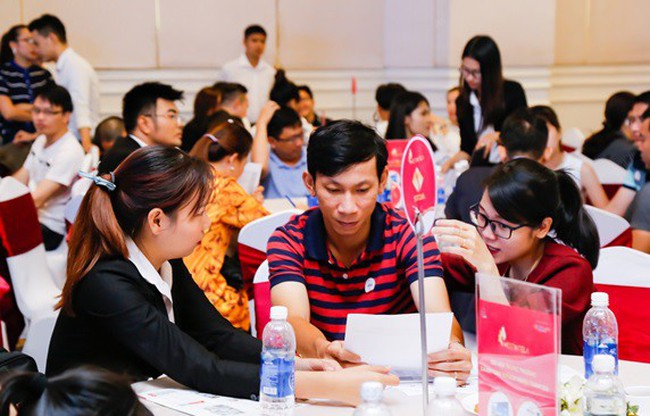 Khách hàng chen chân tìm hiểu căn hộ thông minh West Intela Khách hàng chen chân tìm hiểu căn hộ thông minh West Intela