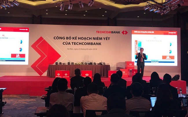 Ngày 4/6, Techcombank niêm yết trên HoSE với giá khởi điểm 128.000 đồng