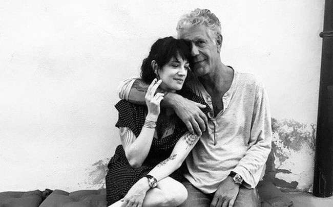 Đường tình trắc trở của vị đầu bếp tài hoa Anthony Bourdain: Hai lần gãy gánh hôn nhân và mối tình chưa kịp viên mãn đã vội chia ly Đường tình trắc trở của vị đầu bếp tài hoa Anthony Bourdain: Hai lần gãy gánh hôn nhân và mối tình chưa kịp viên mãn đã vội chia ly