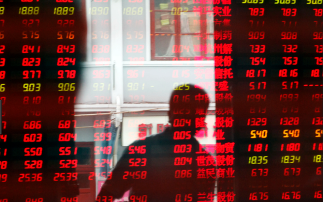 Chứng khoán giảm sâu, nhân dân tệ rớt giá, bất ổn bao trùm thị trường tài chính Trung Quốc