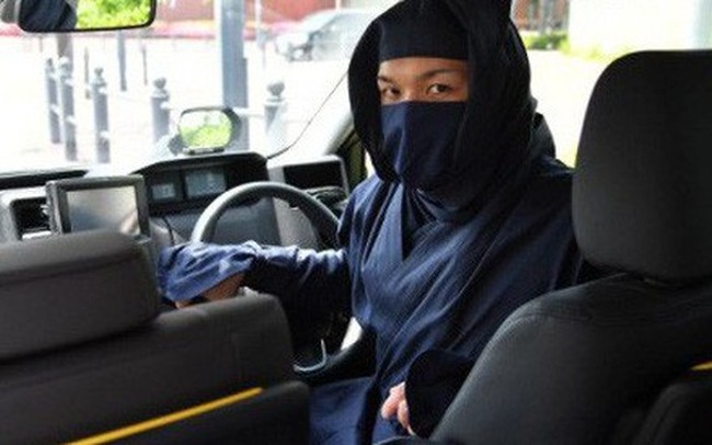 Đi taxi ở Nhật Bản mùa này: Tài xế nếu không phải ninja huyền thoại thì cũng là vệ sĩ vest đen cực ngầu và còn được trang bị cả… súng nước