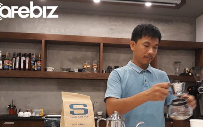 Khởi nghiệp thua lỗ phải sang Nhật kiếm tiền trả nợ, chàng trai này giờ là ông chủ của chuỗi cà phê Specialty, giá 100.000 đồng/ly mà khách nườm nượp, còn hỗ trợ The Coffee House mở quán Khởi nghiệp thua lỗ phải sang Nhật kiếm tiền trả nợ, chàng trai này giờ là ông chủ của chuỗi cà phê Specialty, giá 100.000 đồng/ly mà khách nườm nượp, còn hỗ trợ The Coffee House mở quán