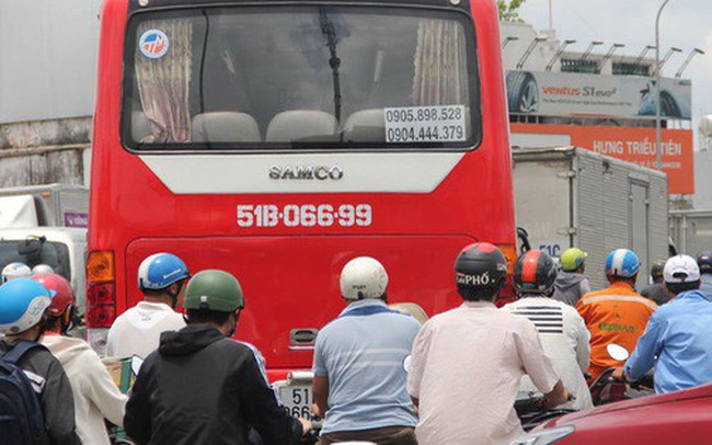 Đại lộ dài 300 năm ở Sài Gòn bị sụt lún, giao thông trục Đông - Tây bị phong tỏa nhiều giờ