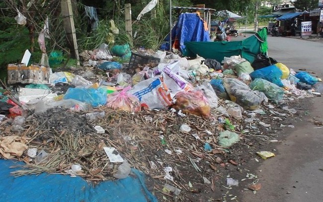 Rác tràn ngập khu ăn uống của sinh viên ở làng Đại học