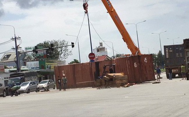 Hai xe container tông nhau, giao thông ách tắc hàng giờ