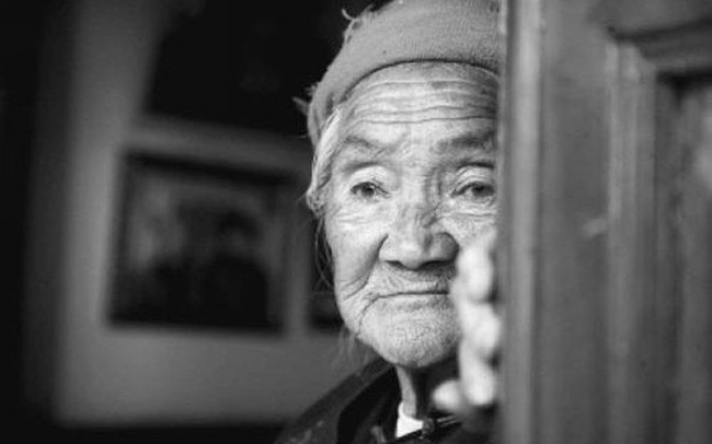 Mẹ tôi chỉ có một mắt: Câu chuyện khiến chúng ta giật mình nhận ra mình từng đối xử vô tâm đến thế nào với cha mẹ