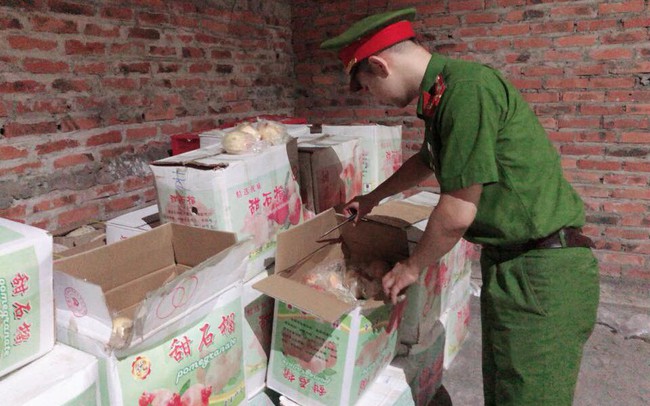 Thu giữ hơn 1 tấn quả tươi không rõ nguồn gốc