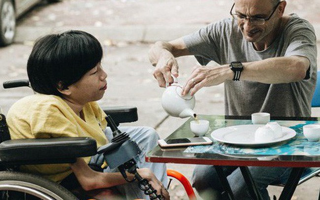 Chuyện tình cổ tích của chàng kỹ sư Úc từ bỏ xe phân khối lớn để lái xe lăn cho người vợ khuyết tật ở Hà Nội