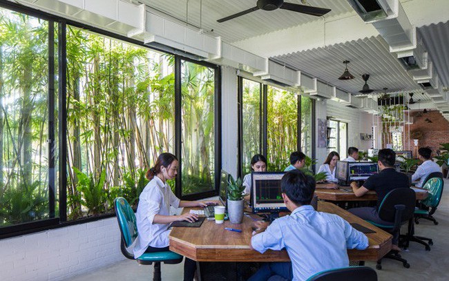 Hàng vạn dân văn phòng sẽ mơ ước được làm việc trong toà nhà ngập cây xanh này
