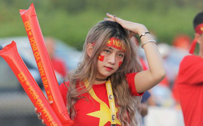 Loạt CĐV nữ xinh xắn chiếm spotlight trước đại chiến Việt Nam - Malaysia