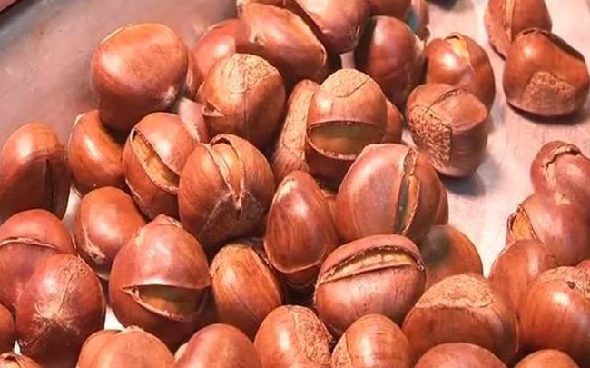 Cô gái bị chảy máu dạ dày vì ăn hạt dẻ: Bác sĩ cảnh báo hạt dẻ ngon nhưng khi ăn cần nhớ điều này