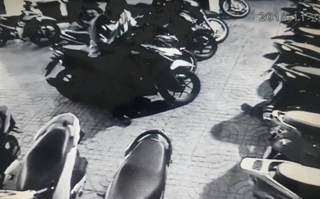 CLIP: Phó giám đốc bẻ khóa, trộm đồ trong cốp xe nhanh như chớp