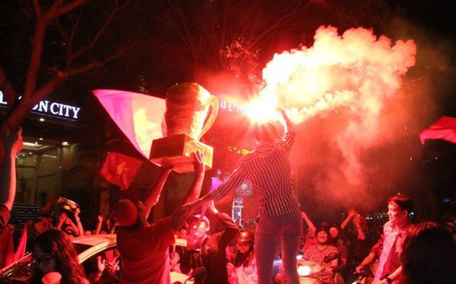 Người Sài Gòn 'nổi loạn thâu đêm mừng Việt Nam vô địch AFF Cup 2018